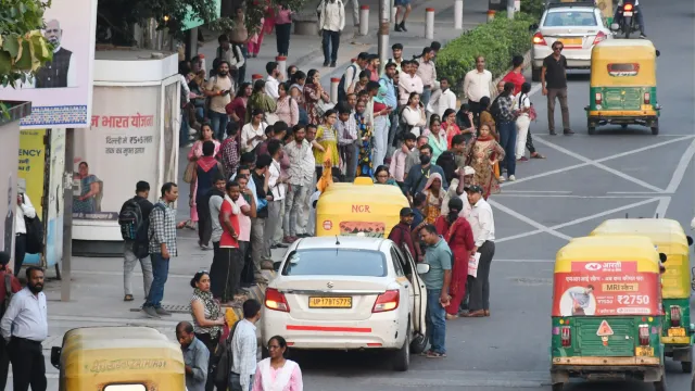 डीटीसी चालकों की हड़ताल से दिल्ली में यात्रियों की मुश्किलें बढ़ीं, आठवें दिन भी जारी परेशानी
