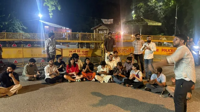 JNU में छात्रा से छेड़छाड़ पर बवाल, कार सवार युवकों ने दिया शराब का ऑफर; मेन गेट पर ABVP का प्रदर्शन - jnu student molestation two detained campus safety concerns