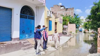 वैशाली के जंदाहा में छापामारी करने पहुंची ईओयू की टीम। जागरण