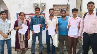 एटा : मारहरा के फर्जी बीएस मेडिकल कालेज द्वारा ठगी की शिकायत लेकर थाने पहुंचे व्यापारी और छात्र- छात्राएं। जागरण