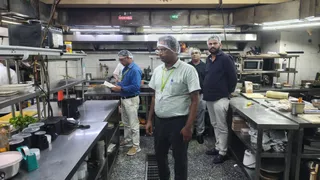 गाजियाबाद के रेस्टोरेंट में गंदगी का खेल। जागरण