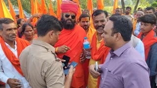 श्रीकृष्ण जन्मभूमि मुक्ति यात्रा को यमुना एक्सप्रेसवे पर रोकते पुलिस प्रशासन के अधिकारी।