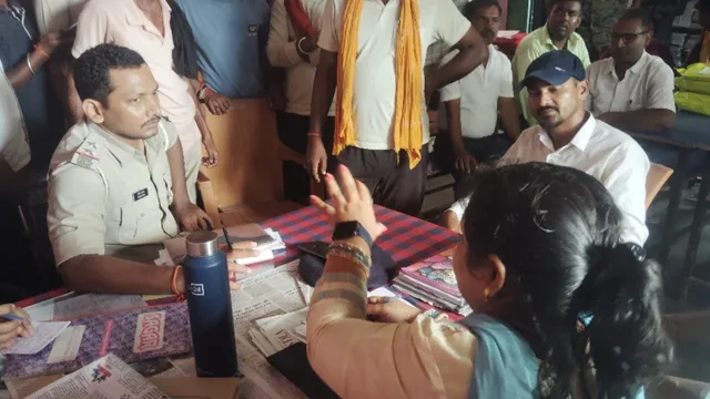 लखीसराय: छात्रा से दुर्व्यवहार के आरोप में स्कूल में हंगामा, पहले पुलिस ने शिक्षक को उठाया और फिर छोड़ दिया
