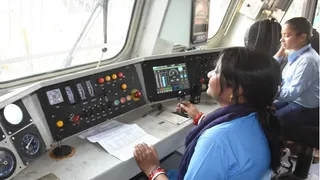 ट्रेन का संचालन करतीं महिला लोको पायलट। (फाइल फोटो)