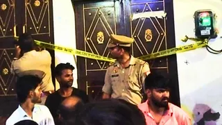 अब्दुल्लापुर गांव के मुहल्ला खालसा में कविता की हत्या के बाद क्राइम सीन के लिए मकान को किया सील।