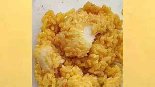 हापुड़ के स्कूल में मिड-डे मील की खिचड़ी में मिले कीड़े।