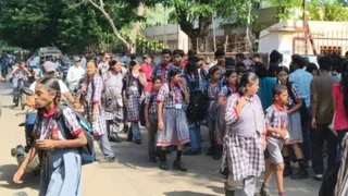 मुंगेर के महिला आईटीआई व बैजनाथ स्कूल के बाहर शाम के समय बिना पुलिस सुरक्षा के घर लौटतीं चिंतित छात्राएं।