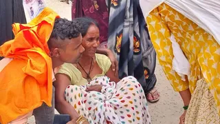 अस्पताल परिसर में रोती बिलखती मृत मजदूर की पत्नी। जागरण