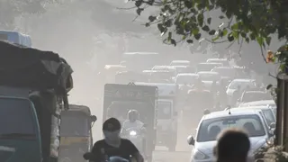 रोहतक रोड पर जखीरा के पास टूटी सड़क पर उड़ती धूल बढ़ा रही वायु प्रदूषण। जागरण