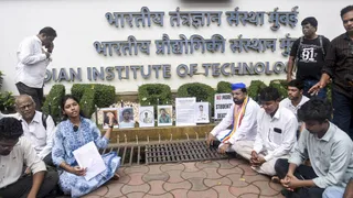 आईआईटी बॉम्बे के बाहर विरोध प्रदर्शन। (फोटो- पीटीआई।)