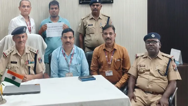 प्रयागराज में रामबाग रेलवे स्टेशन से रेलवे टिकट दलाल गिरफ्तार, एक लाख रुपये के टिकट बरामद