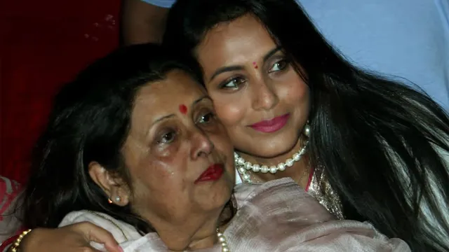 Rani Mukerji की मां के अंतिम संस्कार में शामिल हुए शाह रुख खान-आलिया भट्ट, नम आंखों से दी विदाई