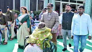 मुख्यमंत्री हेमंत सोरेन अपनी मां रूपी सोरेन के साथ और अन्य। (फाइल फोटो)