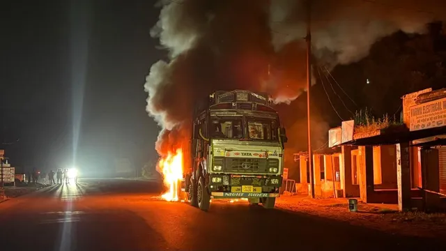 सड़क पर चलते-चलते सीमेंट से लदे ट्रक में धधकी आग, रामगढ़ में बाल-बाल बची ड्राइवर की जान