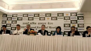 बामर लारी एंड कंपनी लिमिटेड की सोमवार को 109वीं वार्षिक आम बैठक में सीएमडी व अन्य वरिष्ठ अधिकारीगण
