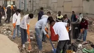 सुरेंद्र सिंह चौधरी (बिट्टू तबाही) अपनी टीम के साथ गुुरुग्राम के खेड़कीदौला में दिल्ली-जयपुर हाईवे किनारे सर्विस लेन के समीप पड़े कूड़े की सफाई करते हुए।