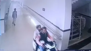 टीकमगढ़ अस्पताल में भाजपा नेता ने रैंप पर दौड़ाई ई-स्कूटी