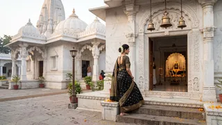 मंदिर में काले वस्त्र क्यों नहीं पहनने चाहिए (Picture Credit: AI Generated)