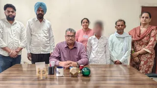 बाल कल्याण समिति के एमके शर्मा बच्चे व उसके पिता के साथ।