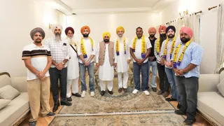 रविंदर सिंह ब्रह्मपुरा और अन्य को पॉर्टी ज्वाइन करवाते हुए सीएम भगवंत मान।