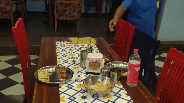बर्थडे पार्टी में 'कढ़ाही पनीर' से निकला मरा कॉकरोच, गाजियाबाद के ढाबे की लापरवाही का फोटो वायरल