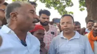 मौके पर मौजूद डीएफओ एवं स्थानीय लोग। (सौजन्य इंटरनेट मीडिया)