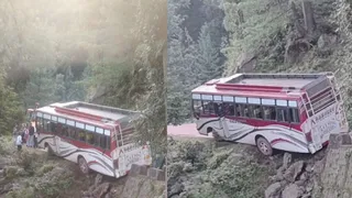 उधमपुर में खाई में गिरने से बाल-बाल बची बारातियों से भरी बस।