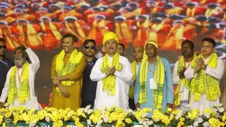 कुड़मी को आदिवासी दर्जा दिलाने के वादों ने राजनीतिक सरगर्मी बढ़ा दी है।
