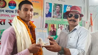 लेफ्टिनेंट वैभव पांडेय का स्वागत करते पूर्व सैनिक संगठन के अध्यक्ष महत्मा सिंह