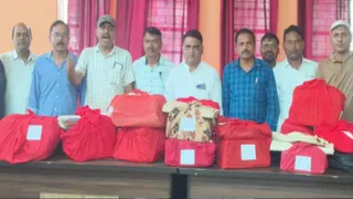 सोनभद्र में लेखपालों का विरोध: अतिरिक्त कार्यभार छोड़ा, मांगों पर अड़े।
