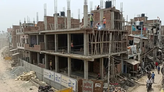 फाइलों में सिमटी अफसरों की सख्ती, लखनऊ में 1992 से पेंडिंग हैं ध्वस्तीकरण के आदेश - up illegal construction sc warning lakhs of demolition orders pending