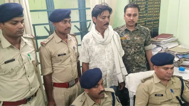 पूर्वी चंपारण : शिक्षक हत्याकांड का मुख्य आरोपित व 20 हजार का इनामी पूर्व प्रमुख चमन गिरफ्तार
