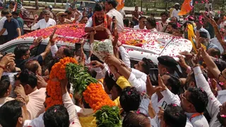 भाजपा के राष्ट्रीय अध्यक्ष नितिन नवीन का सहारनपुर में स्वागत करते कार्यकर्ता।