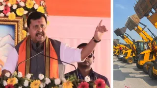 मेरठ में सभा को संबोधित करते भाजपा के राष्ट्रीय अध्यक्ष नितिन नवीन। सोमवार को काशी टोल प्लाजा पर राष्ट्रीय अध्यक्ष के स्वागत के दौरान कुछ ऐसे खड़े थे बुलडोजर