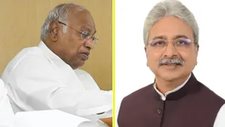 कांग्रेस अध्यक्ष मल्लिकार्जुन खरगे और हरियाणा कांग्रेस के अध्यक्ष राव नरेंद्र सिंह (फाइल फोटो)