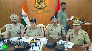 घटना की जानकारी देते हुए संगरूर पुलिस के अधिकारी।