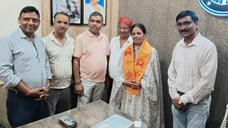 वाराणसी में बुनकरों ने उपायुक्त से मिलकर हथकरघा उद्योग की समस्याओं पर की चर्चा।