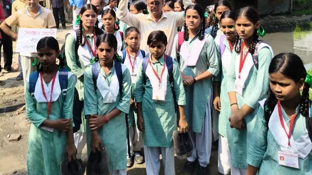 गाजियाबाद में 500 बच्चों की पढ़ाई पर संकट, नाले के पानी में उतरकर स्कूल पहुंच रहे जेन अल्फा छात्राओं का प्रदर्शन
