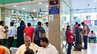 वाराणसी के निजी अस्पतालों में एफडीसी दवाओं की आड़ में मरीजों से वसूली।