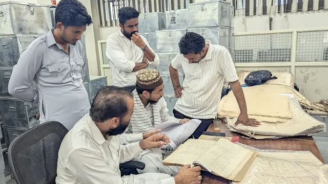 'अफसरों को आती नहीं, किसान से पढ़ा जाता नहीं', हरियाणा के सिरसा में उर्दू-फारसी का 1800 साल पुराना रिकॉर्ड बना मुसीबत