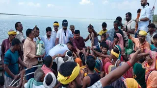 नाव पर सवार होकर बाढ़ प्रभावितों के बीच पहुंचे सोनू सूद