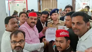 वाराणसी में अखिलेश यादव के आपत्तिजनक पोस्टरों पर सपा का विरोध, पुलिस कमिश्नर से कार्रवाई की मांग।