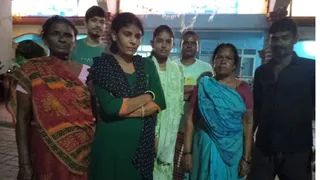 17 सितंबर को नदी में कूदने से बचाई गई महिला (बांए से दूसरी)।
