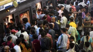 डीटीसी कर्मचारियों के हड़ताल से मेट्रो में बढ़ी भीड़।