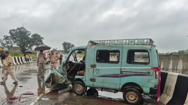गढ़वा में फोरलेन पर मैजिक वैन का स्टेयरिंग फेल होकर पुल से टकराया, छत्तीसगढ़ के दो लोगों की मौत; 3 गंभीर - van crash 2 dead 3 seriously injured in steering failure