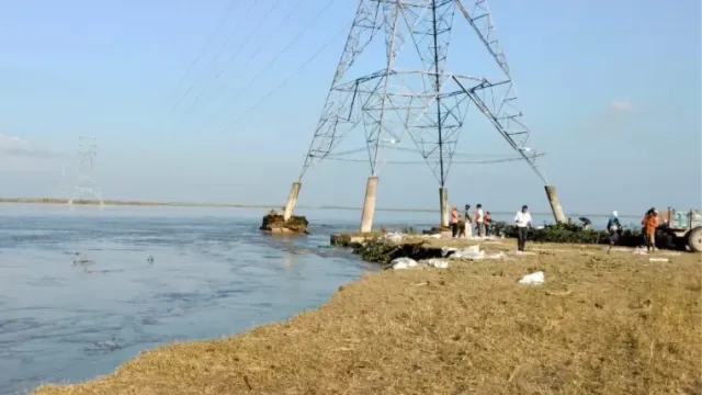 गंडक नदी के कटाव से बेबस हुए किसान, 20 एकड़ फसल नदी में समाई; खेत बचाने के लिए अधपकी धान काटने को मजबूर 
