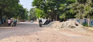 खुले में पड़ी रेत बजरी