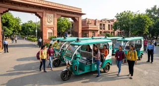 जेएनयू में जीपीएस वाले ई-रिक्शा की सेवा शुरू। (एआई जेनरेटेड इमेज)