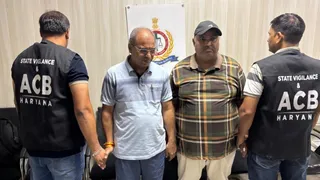 सोनीपत में शिक्षा विभाग के एसडीओ और जेई 2.93 लाख रिश्वत लेते दबोचे गए।