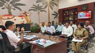 ऑटो और ई-रिक्शा को लेकर अधिकारियों के साथ विचार करते डीएम मनीष बंसल।